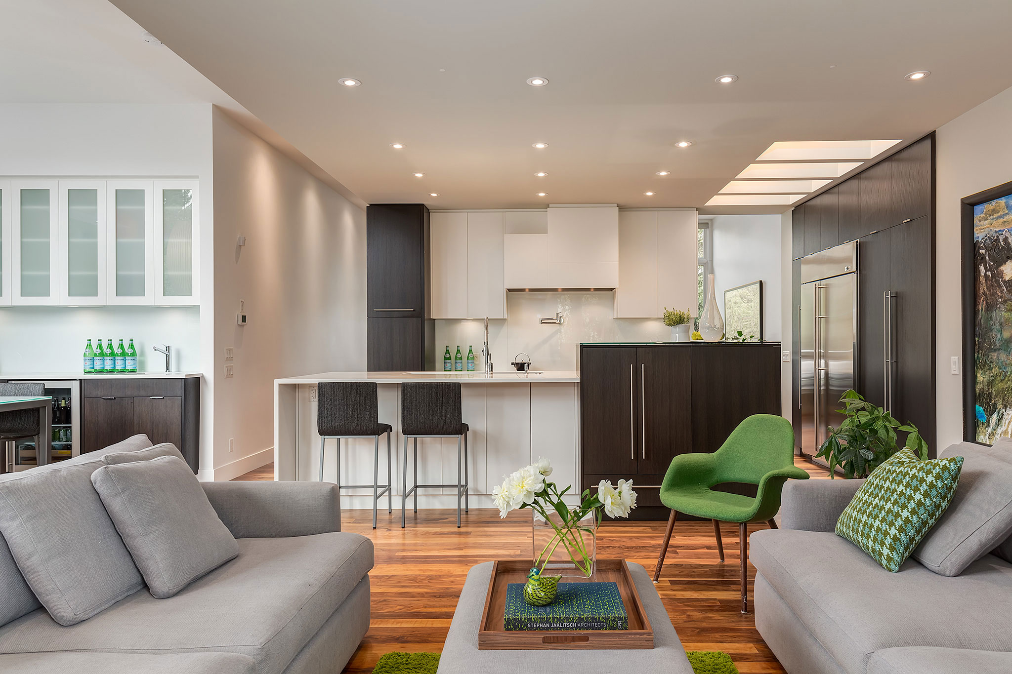 A Sophisticated Contemporary Bungalow with Abundant Natural Light in Calgary by DOODL (5)