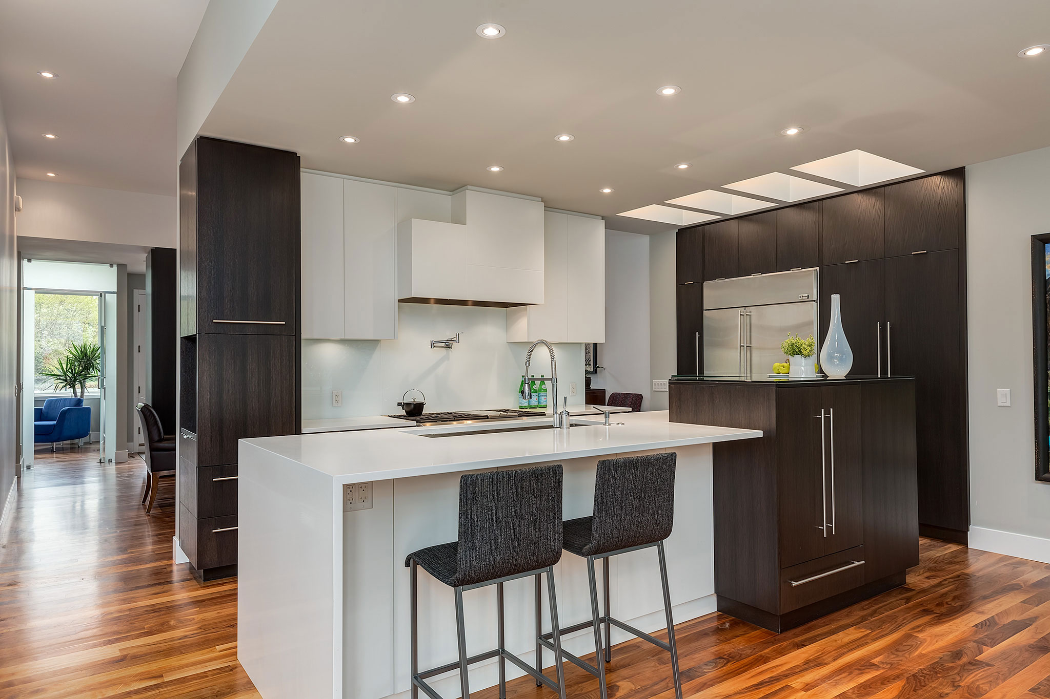 A Sophisticated Contemporary Bungalow with Abundant Natural Light in Calgary by DOODL (8)