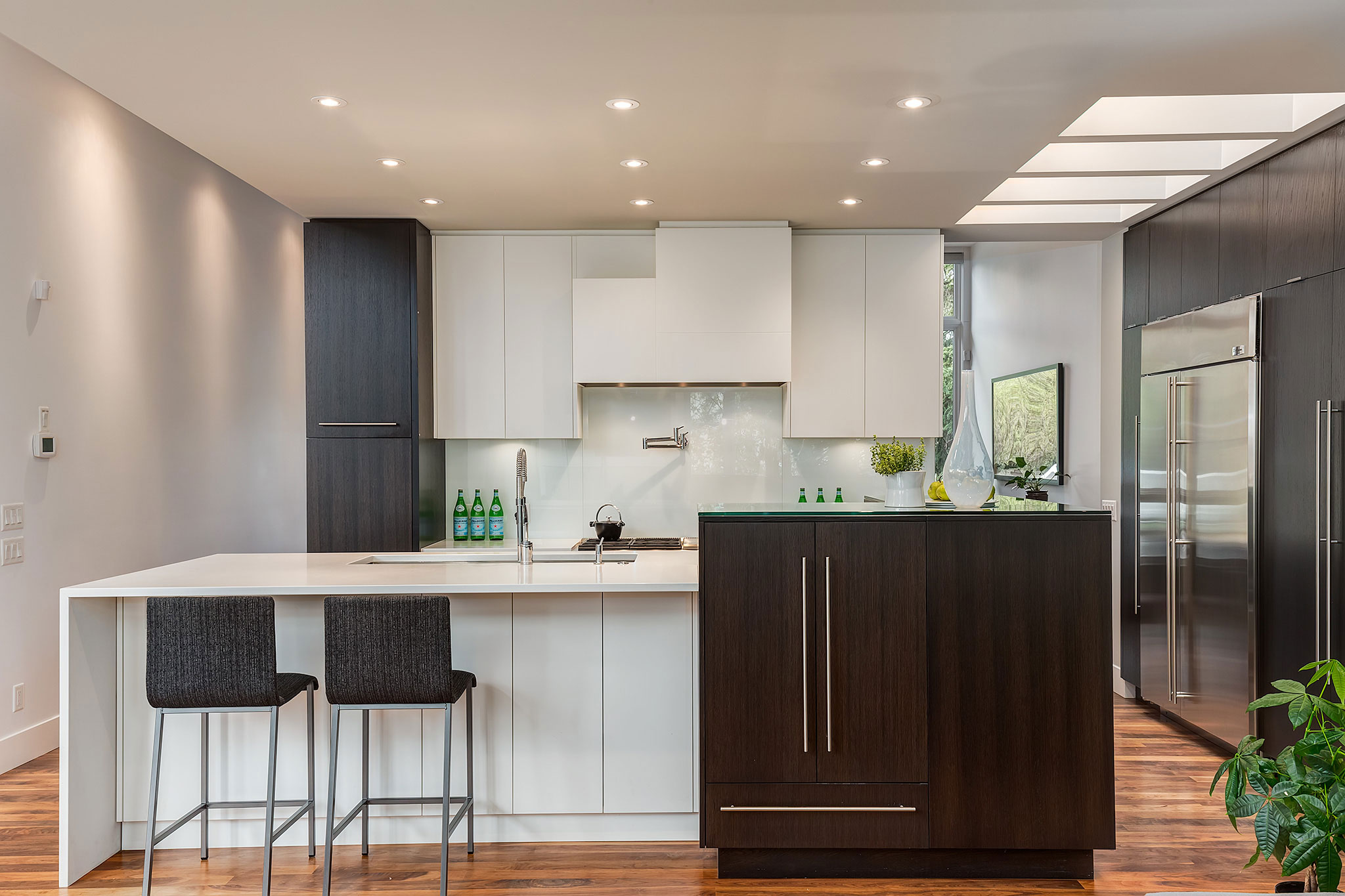 A Sophisticated Contemporary Bungalow with Abundant Natural Light in Calgary by DOODL (9)