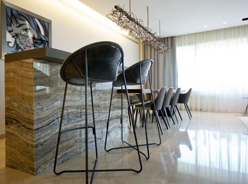 A Sophisticated Modern Apartment with Spacious and Warm Interior in Sin El Fil by ROHD (12)
