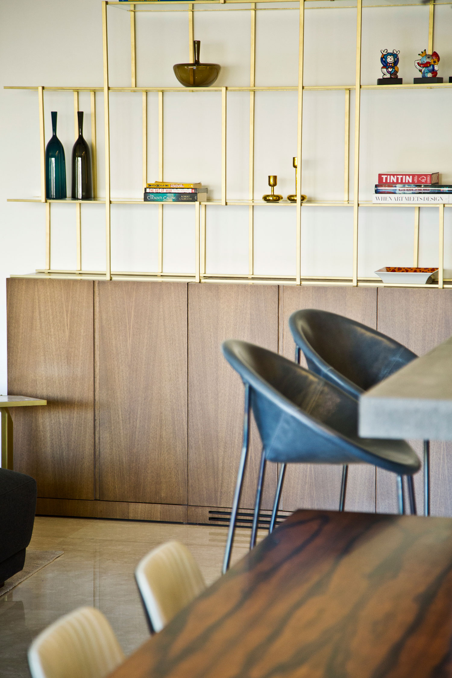 A Sophisticated Modern Apartment with Spacious and Warm Interior in Sin El Fil by ROHD (14)