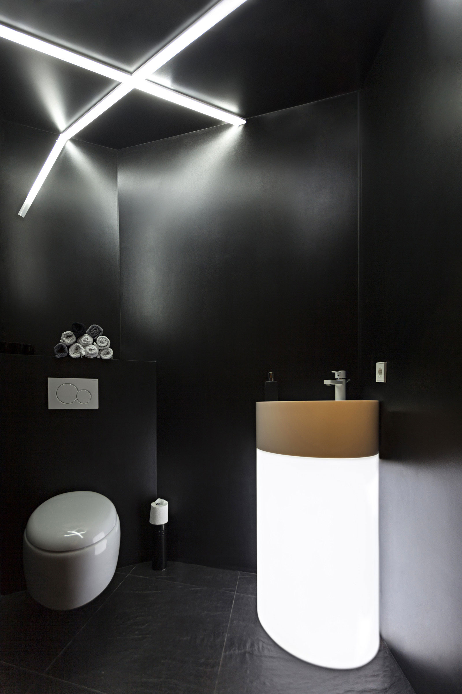 A Sophisticated Modern Home with Extraordinary Interiors in Kiev, Ukraine by U // ME Architects (21)