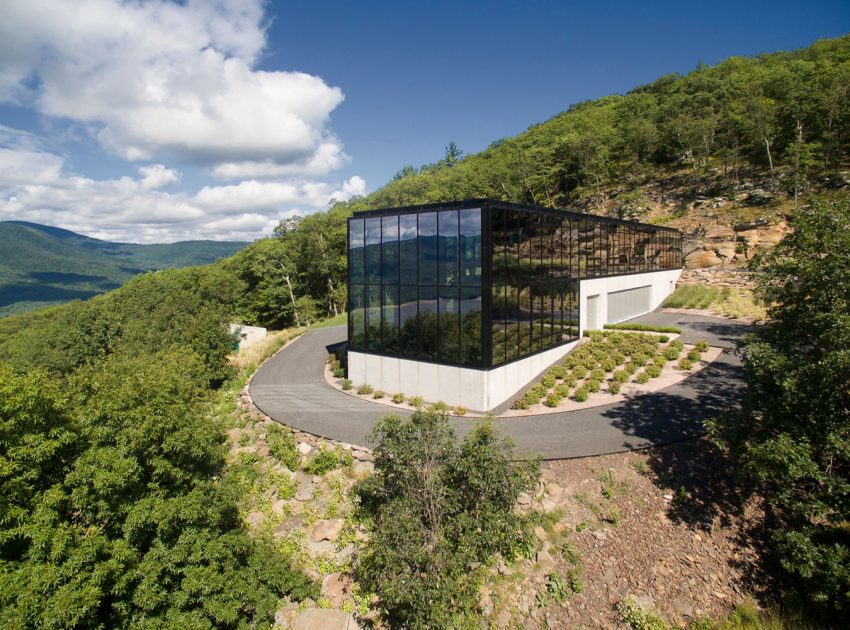 A Spacious Contemporary Glass House in the Catskill Mountains of New York City by Jay Bargmann (1)