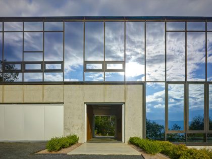 A Spacious Contemporary Glass House in the Catskill Mountains of New York City by Jay Bargmann (10)