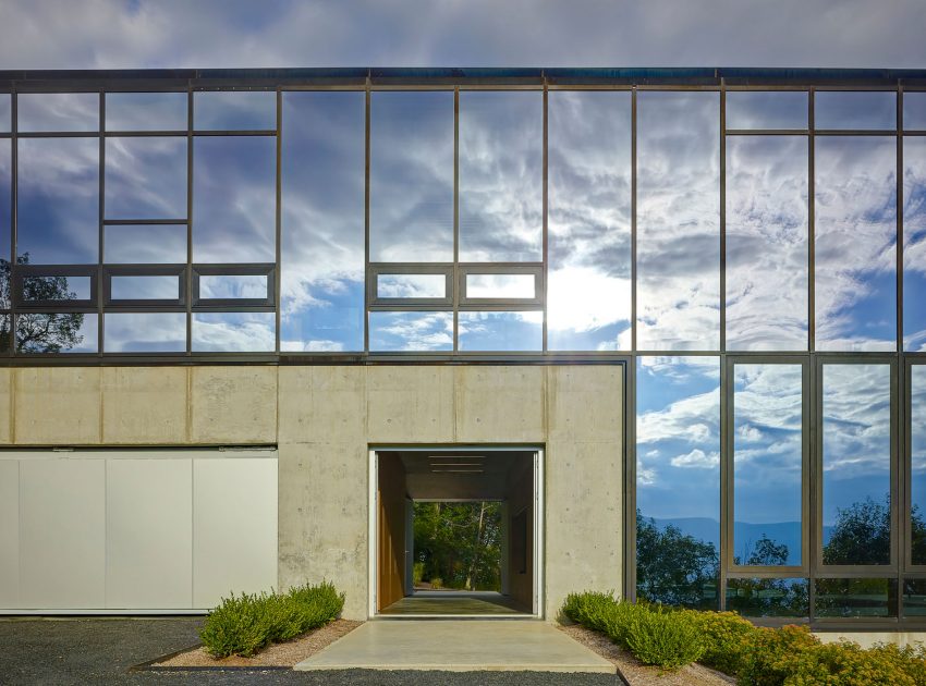 A Spacious Contemporary Glass House in the Catskill Mountains of New York City by Jay Bargmann (10)