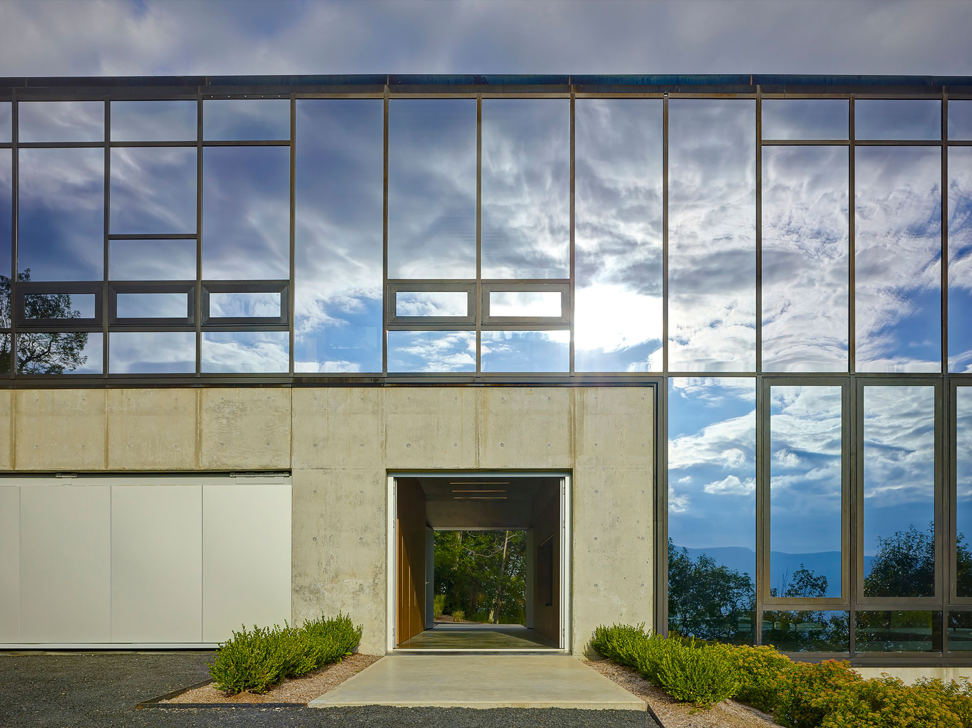 A Spacious Contemporary Glass House in the Catskill Mountains of New York City by Jay Bargmann (10)