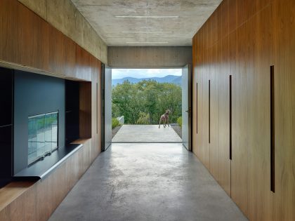 A Spacious Contemporary Glass House in the Catskill Mountains of New York City by Jay Bargmann (11)