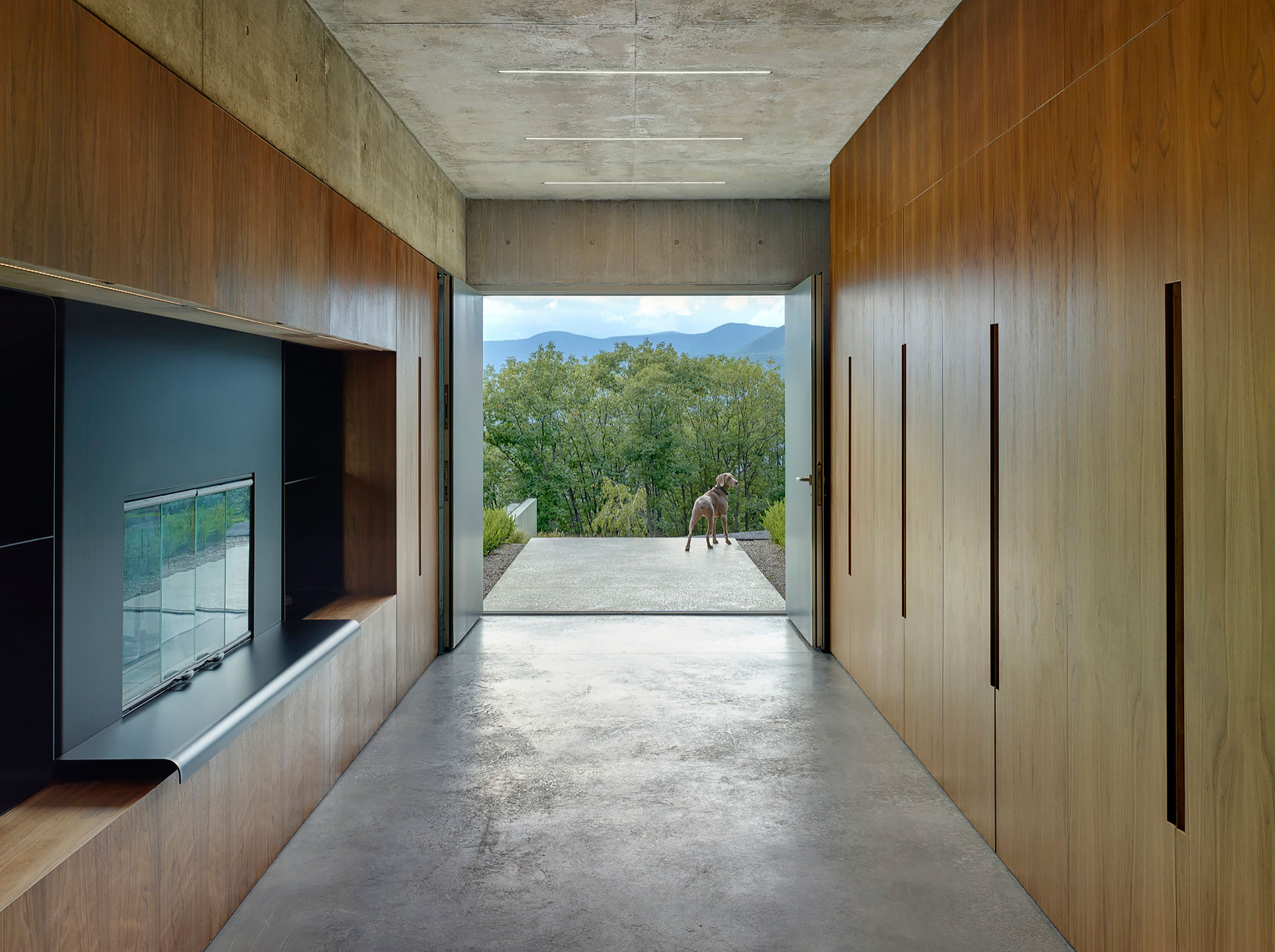 A Spacious Contemporary Glass House in the Catskill Mountains of New York City by Jay Bargmann (11)