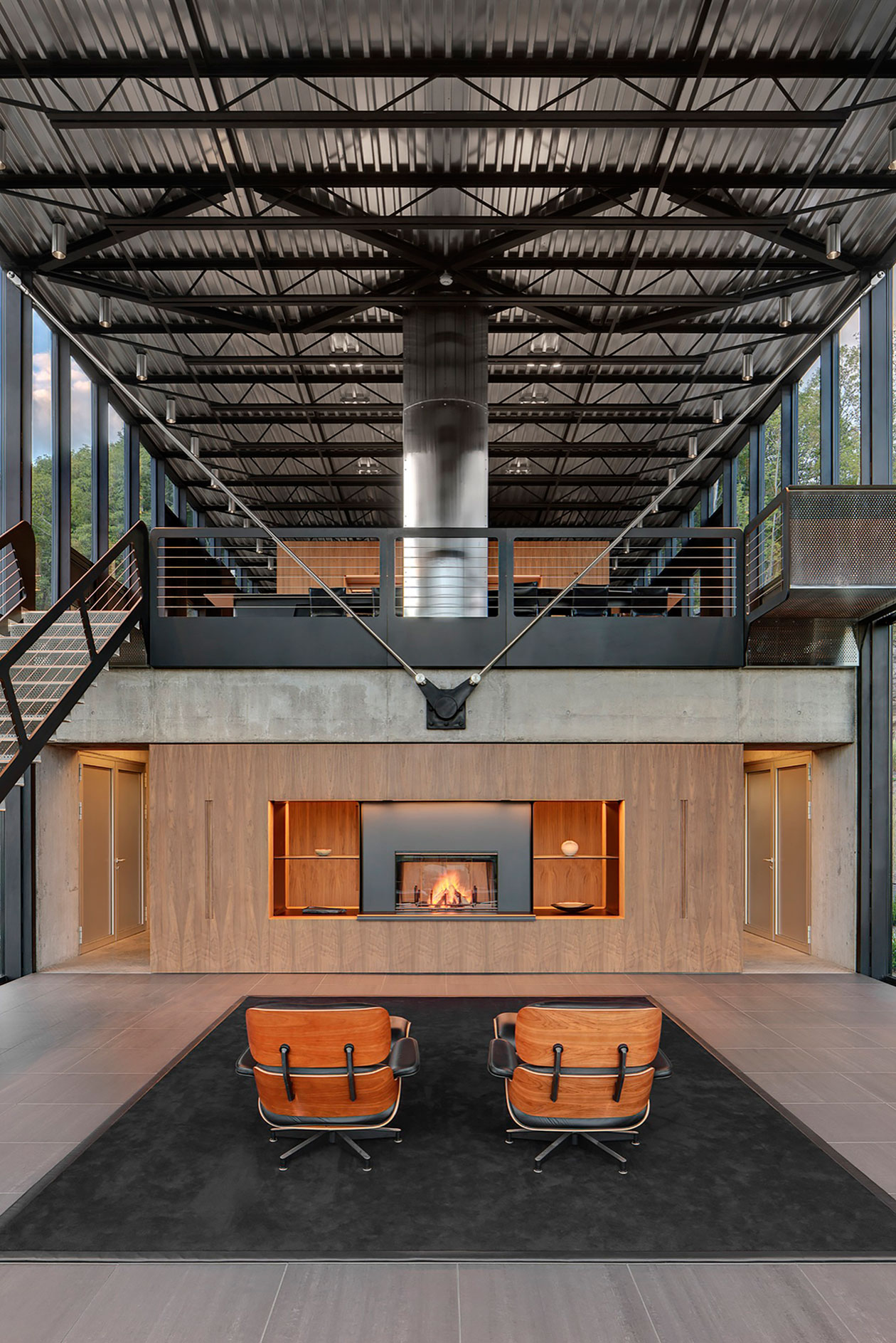 A Spacious Contemporary Glass House in the Catskill Mountains of New York City by Jay Bargmann (13)