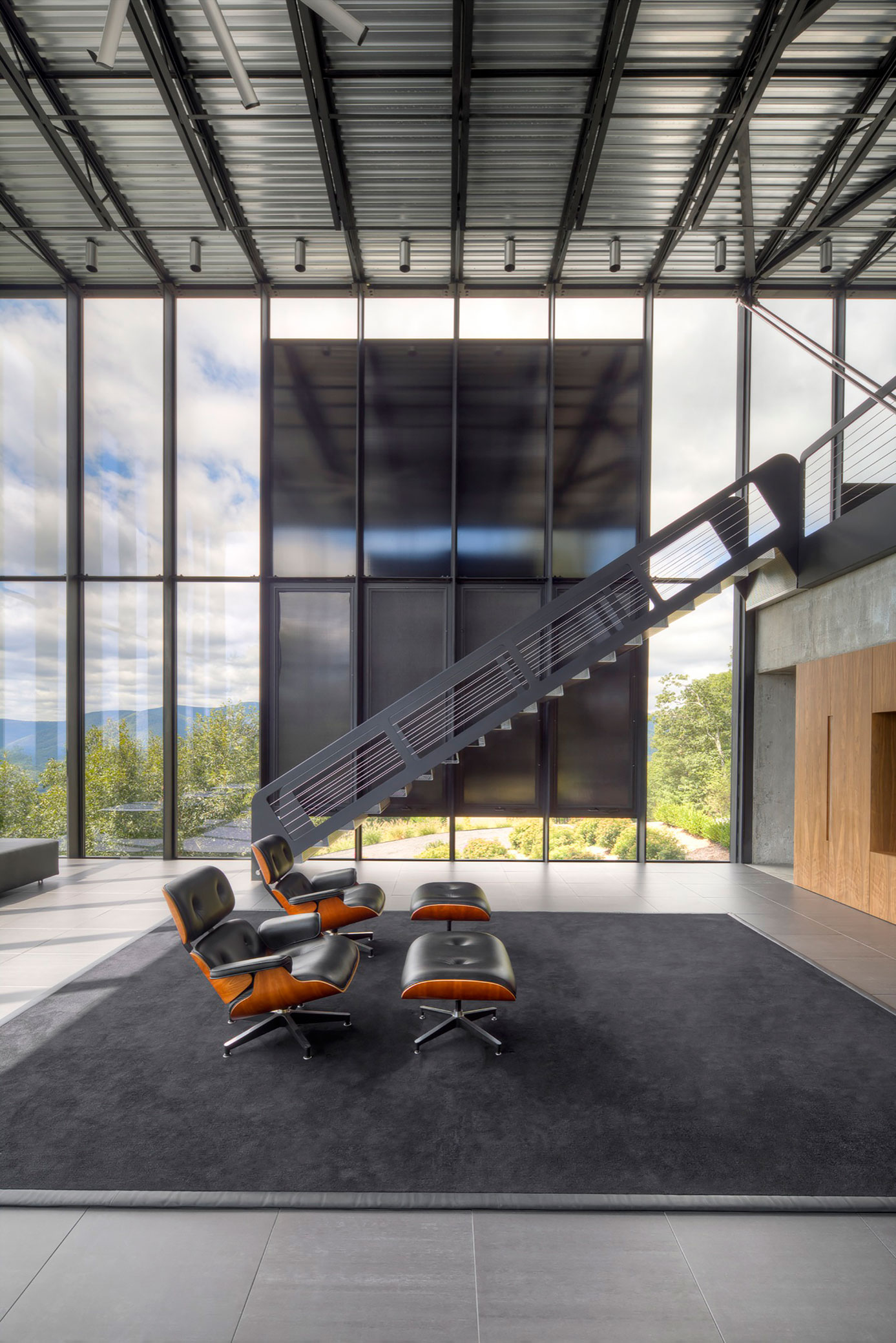 A Spacious Contemporary Glass House in the Catskill Mountains of New York City by Jay Bargmann (14)
