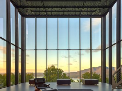 A Spacious Contemporary Glass House in the Catskill Mountains of New York City by Jay Bargmann (15)