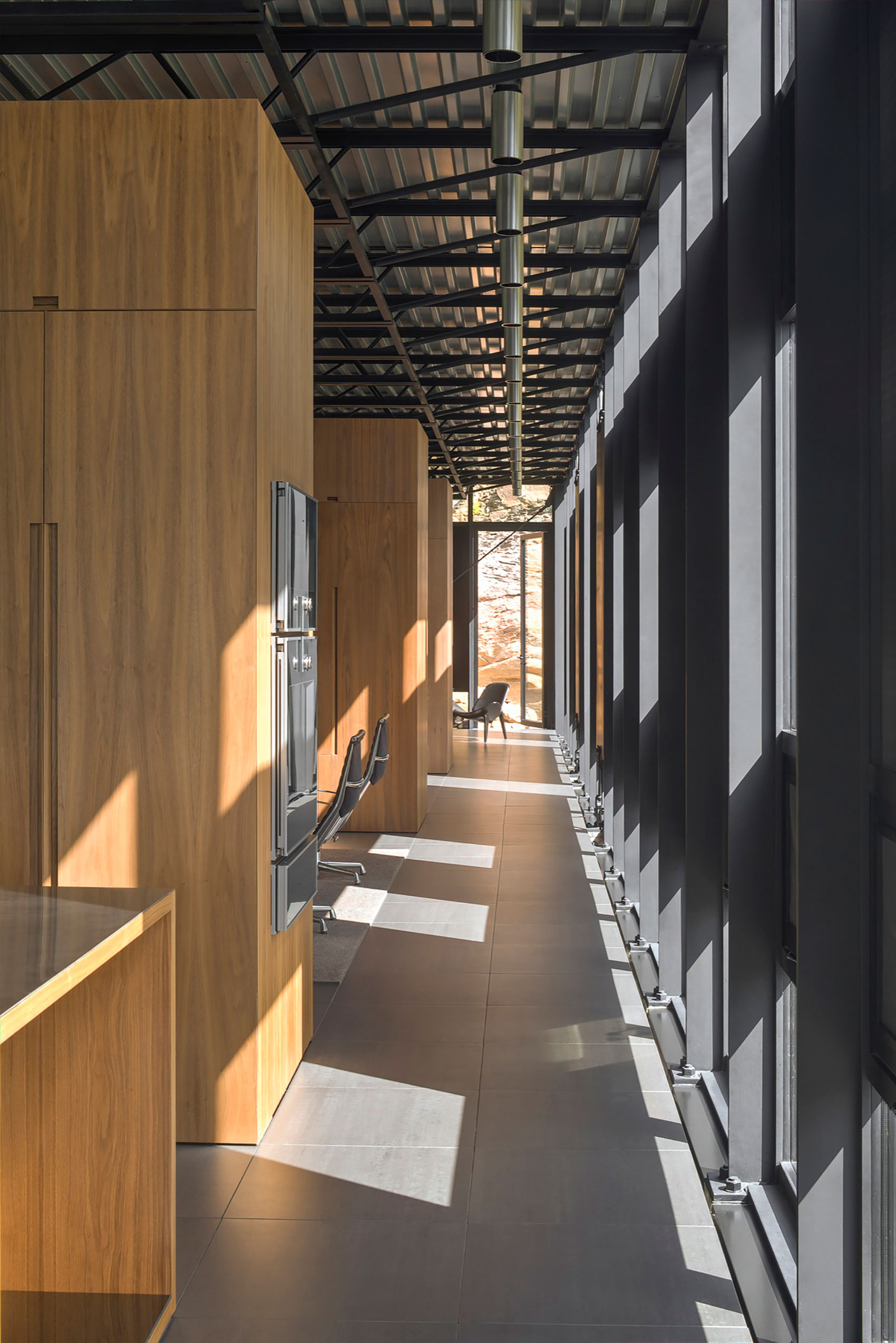 A Spacious Contemporary Glass House in the Catskill Mountains of New York City by Jay Bargmann (16)