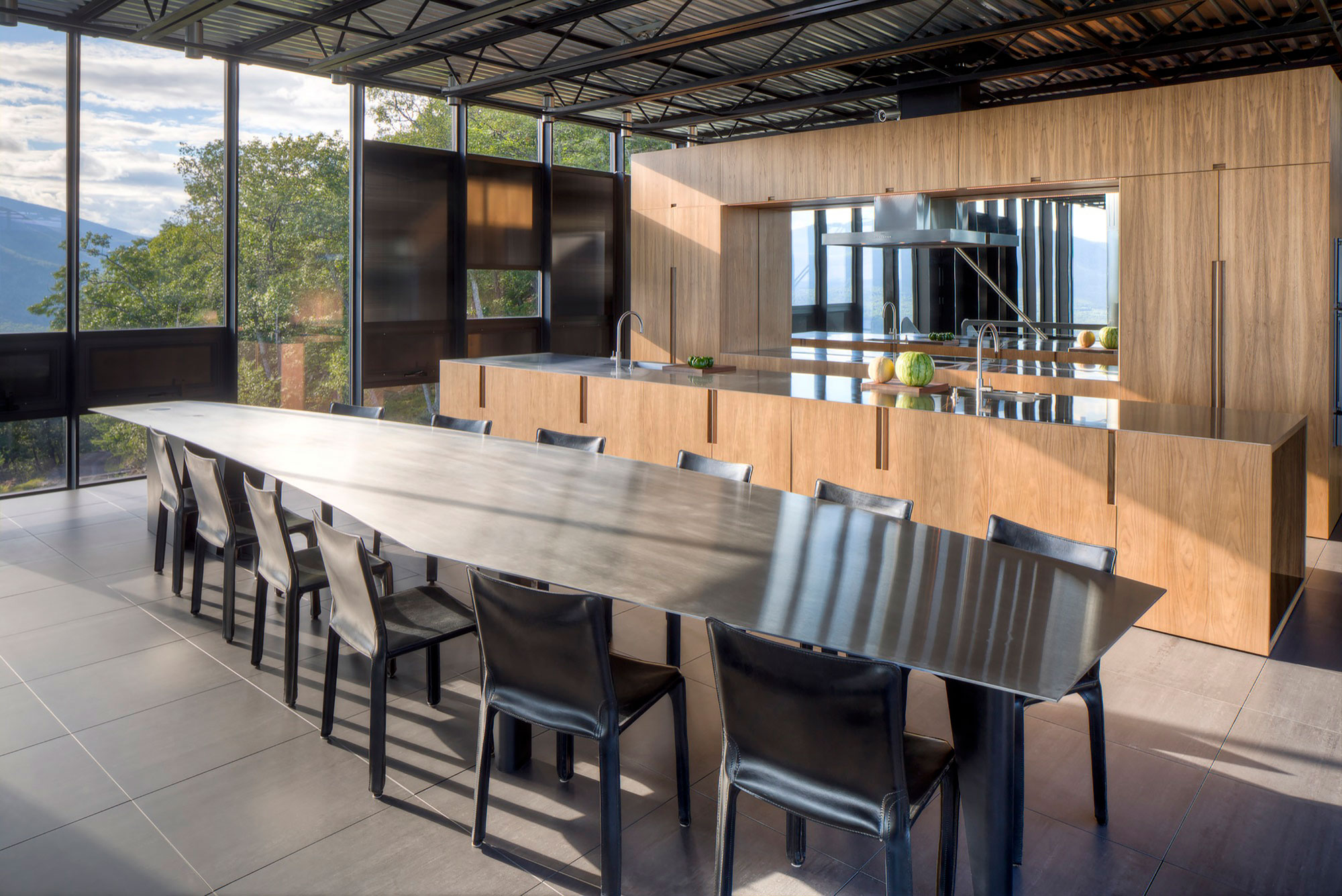 A Spacious Contemporary Glass House in the Catskill Mountains of New York City by Jay Bargmann (17)