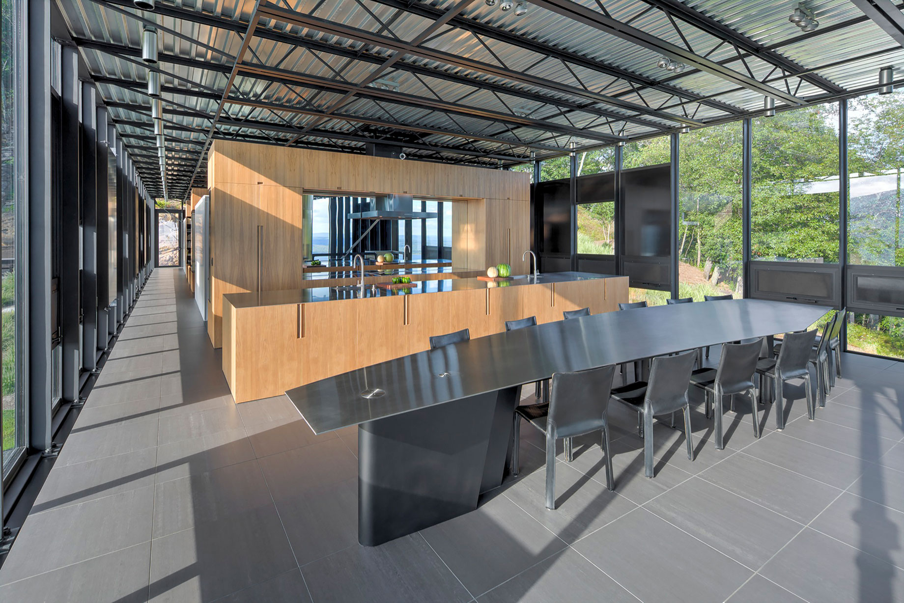 A Spacious Contemporary Glass House in the Catskill Mountains of New York City by Jay Bargmann (18)