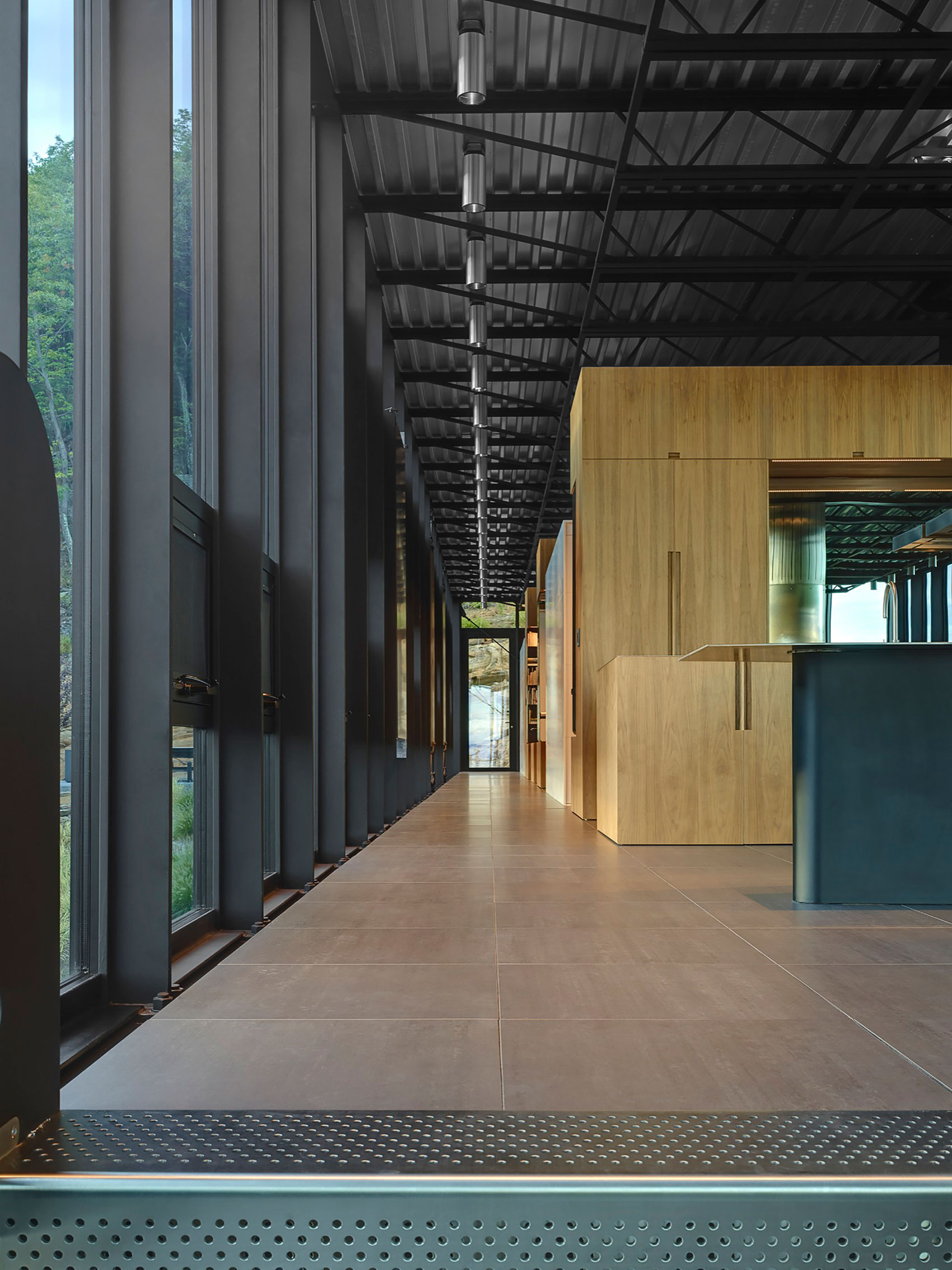 A Spacious Contemporary Glass House in the Catskill Mountains of New York City by Jay Bargmann (19)