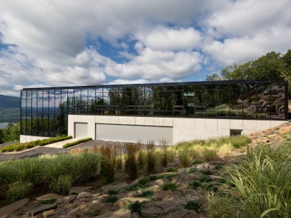 A Spacious Contemporary Glass House in the Catskill Mountains of New York City by Jay Bargmann (2)