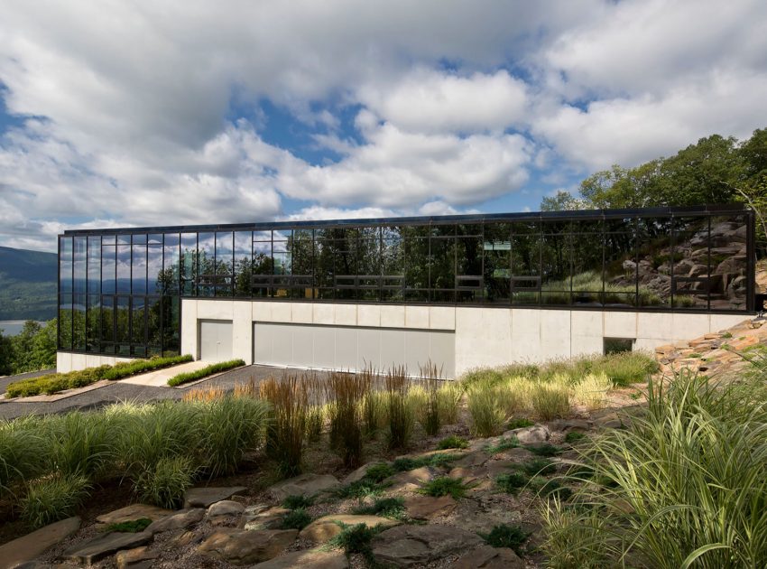 A Spacious Contemporary Glass House in the Catskill Mountains of New York City by Jay Bargmann (2)