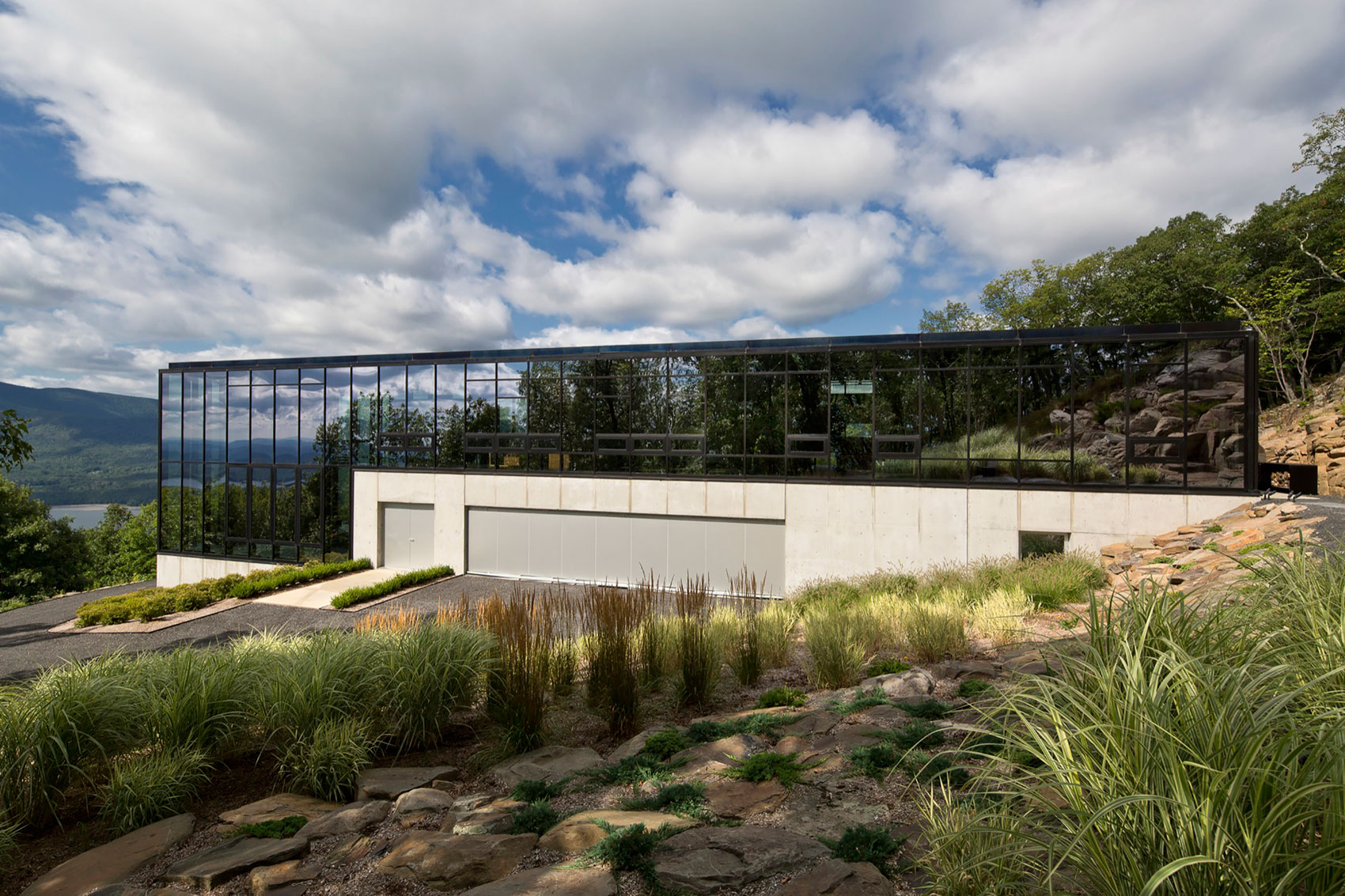 A Spacious Contemporary Glass House in the Catskill Mountains of New York City by Jay Bargmann (2)
