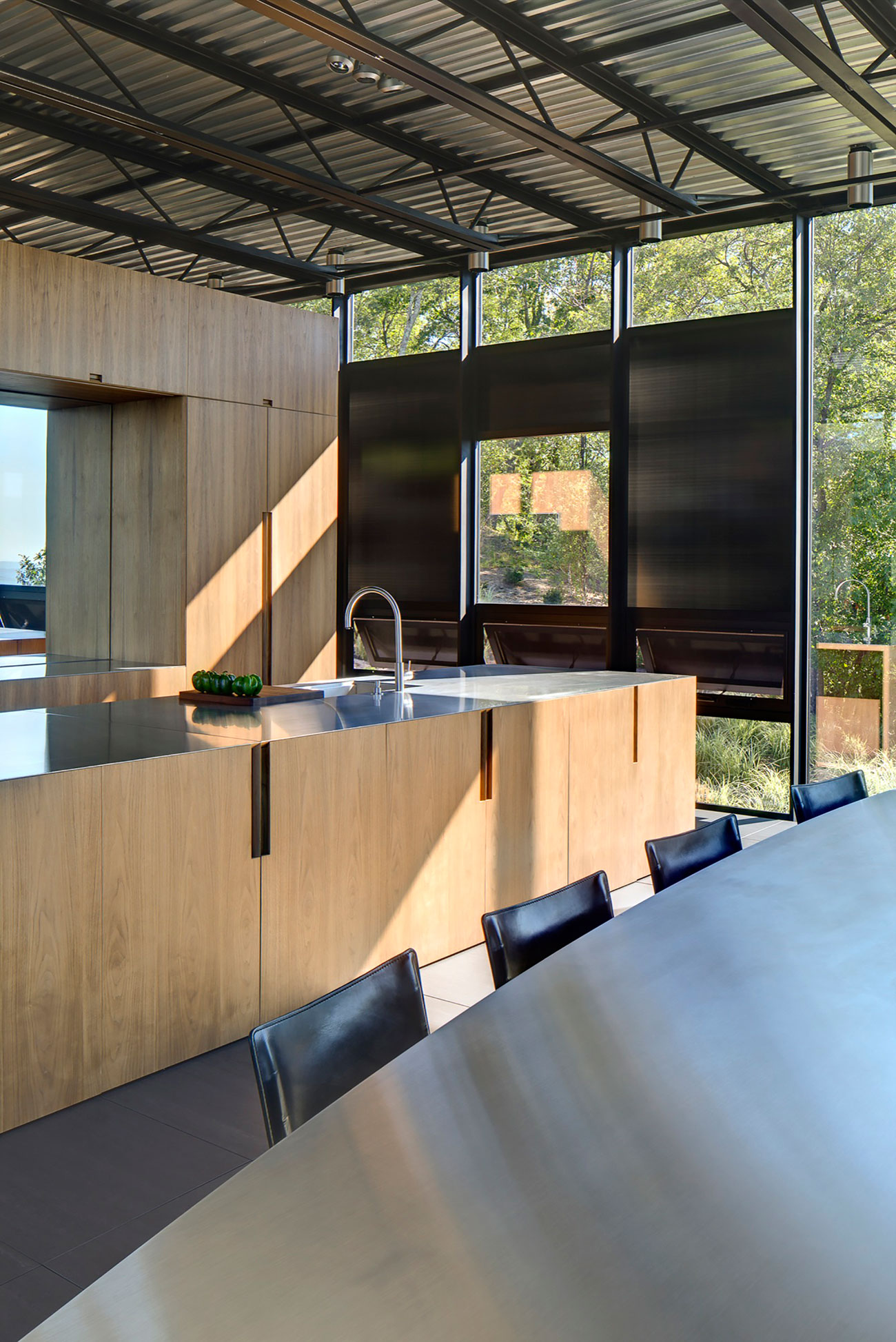 A Spacious Contemporary Glass House in the Catskill Mountains of New York City by Jay Bargmann (20)