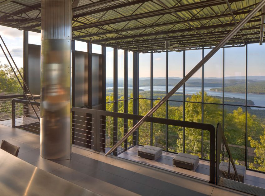 A Spacious Contemporary Glass House in the Catskill Mountains of New York City by Jay Bargmann (22)