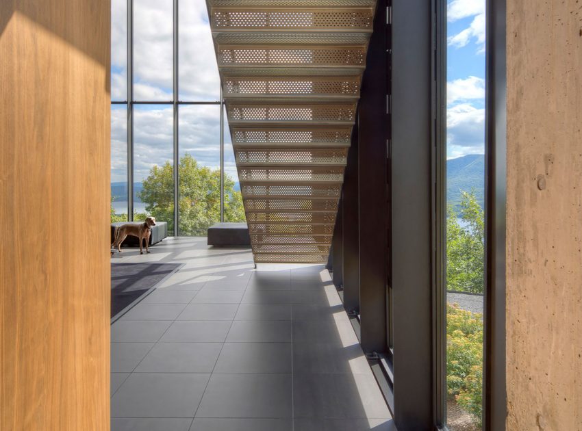 A Spacious Contemporary Glass House in the Catskill Mountains of New York City by Jay Bargmann (23)