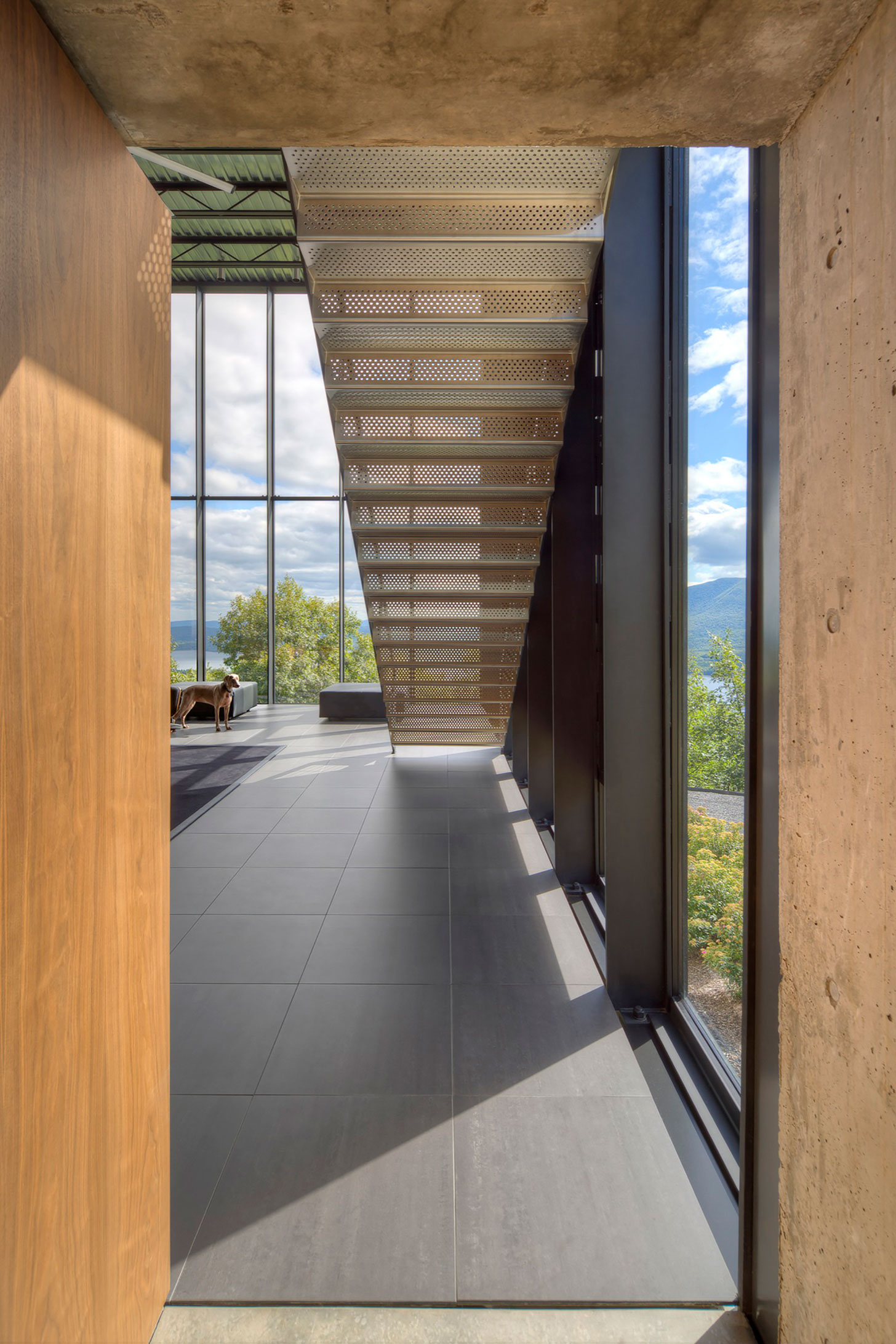 A Spacious Contemporary Glass House in the Catskill Mountains of New York City by Jay Bargmann (23)