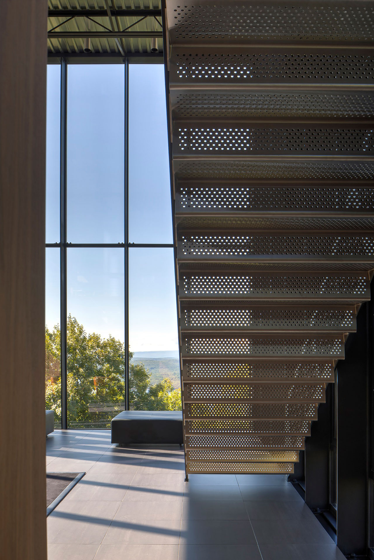 A Spacious Contemporary Glass House in the Catskill Mountains of New York City by Jay Bargmann (24)