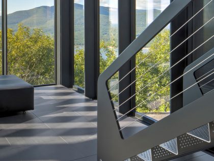 A Spacious Contemporary Glass House in the Catskill Mountains of New York City by Jay Bargmann (25)