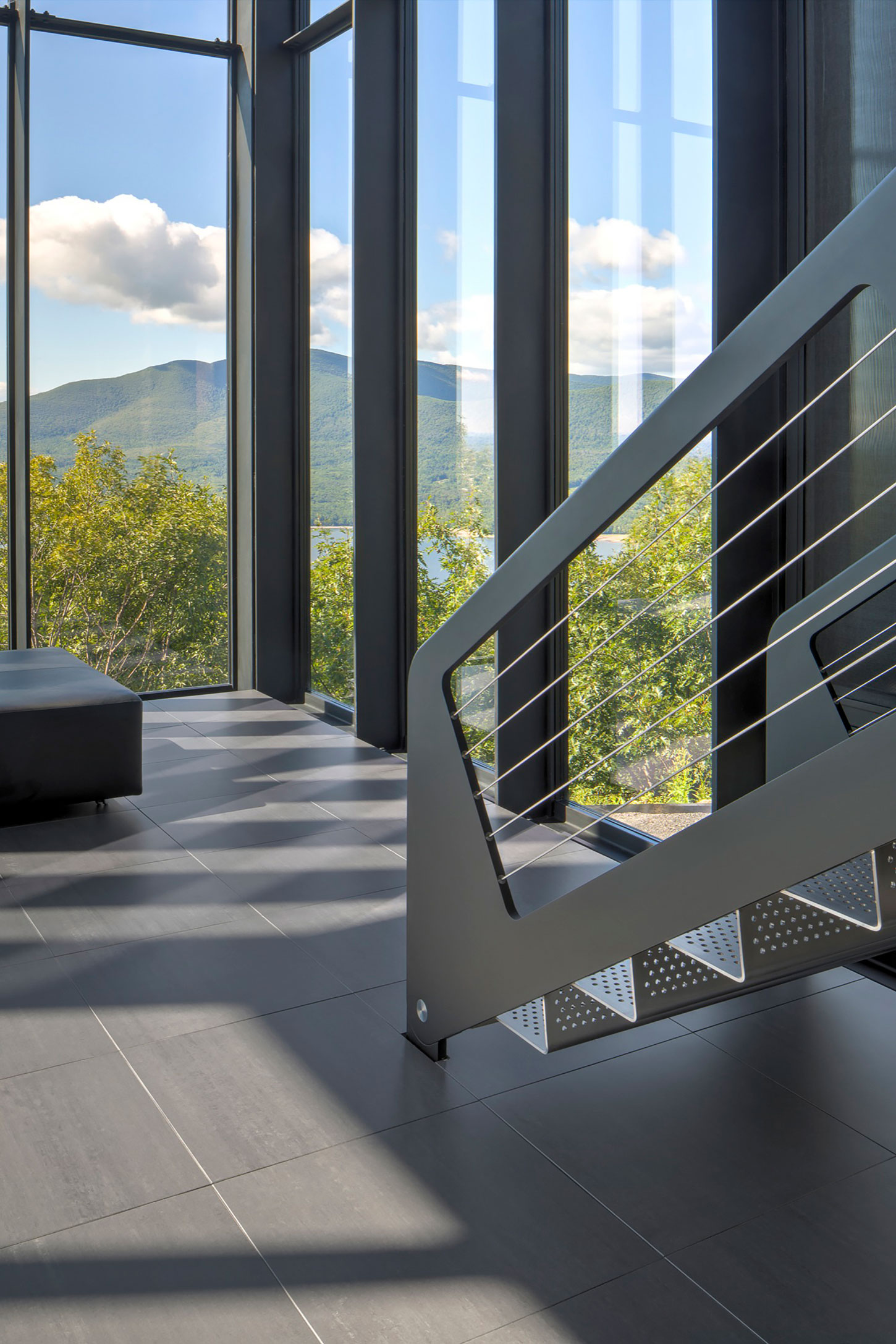 A Spacious Contemporary Glass House in the Catskill Mountains of New York City by Jay Bargmann (25)