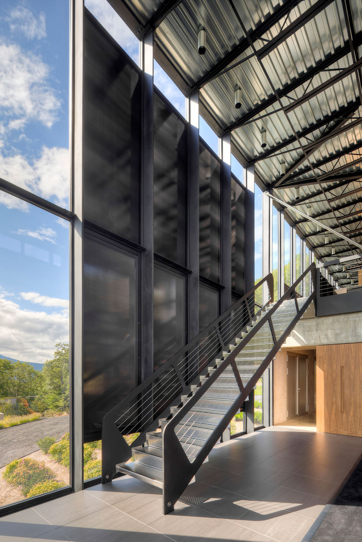 A Spacious Contemporary Glass House in the Catskill Mountains of New York City by Jay Bargmann (26)