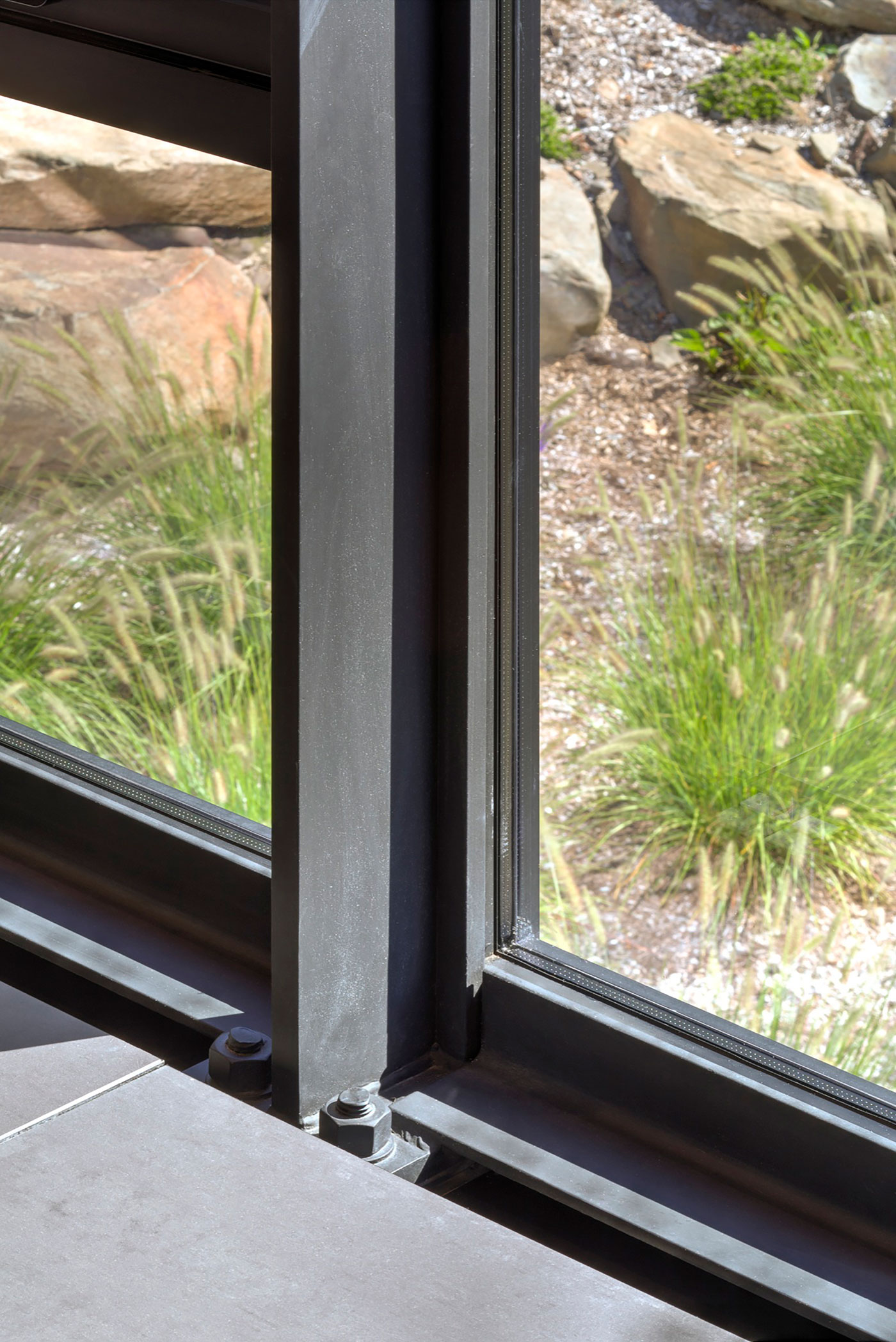 A Spacious Contemporary Glass House in the Catskill Mountains of New York City by Jay Bargmann (29)