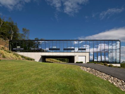 A Spacious Contemporary Glass House in the Catskill Mountains of New York City by Jay Bargmann (3)