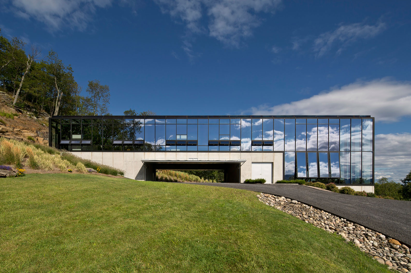 A Spacious Contemporary Glass House in the Catskill Mountains of New York City by Jay Bargmann (3)