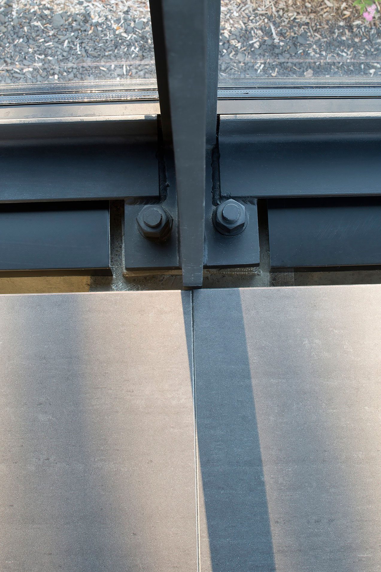 A Spacious Contemporary Glass House in the Catskill Mountains of New York City by Jay Bargmann (30)