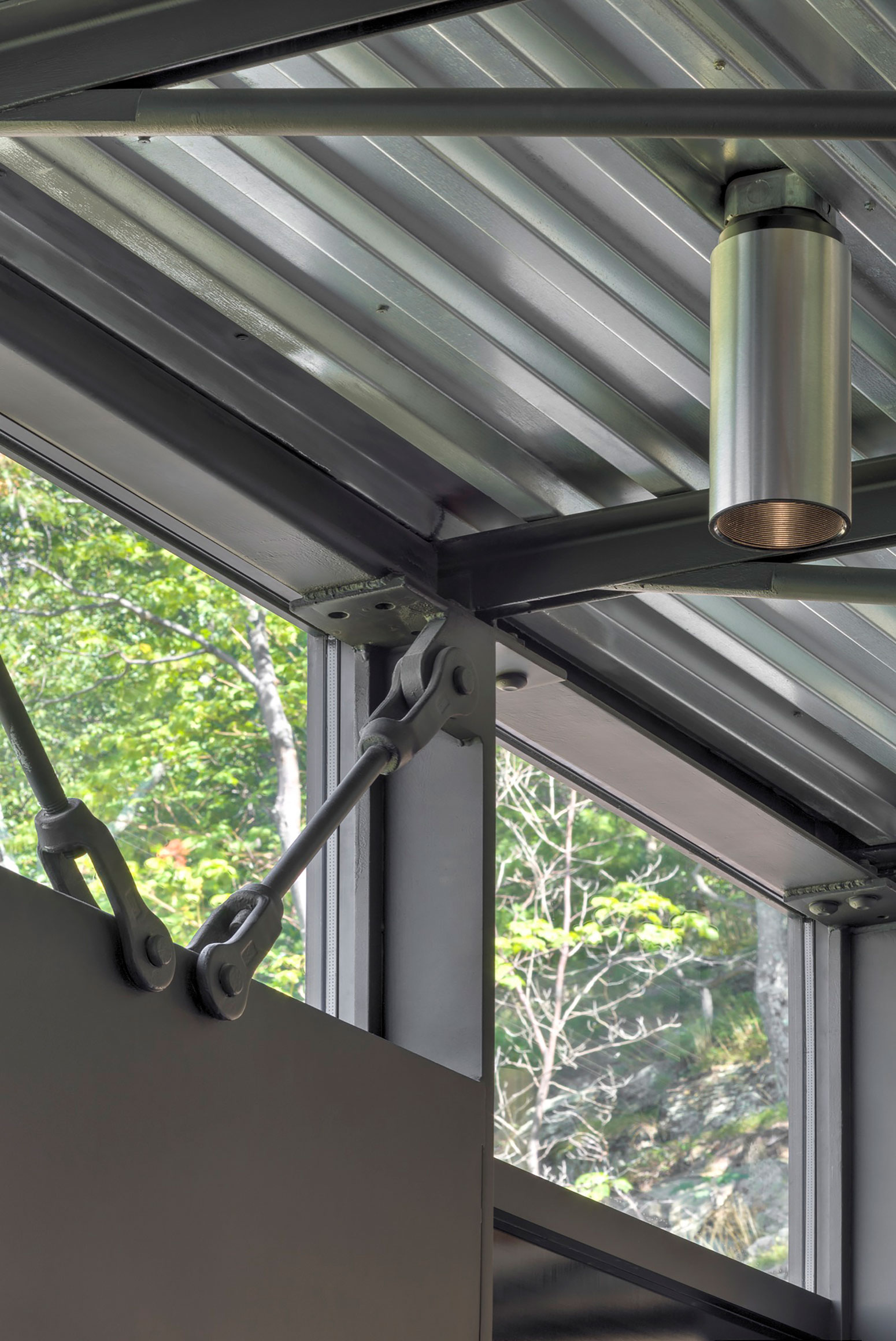 A Spacious Contemporary Glass House in the Catskill Mountains of New York City by Jay Bargmann (31)