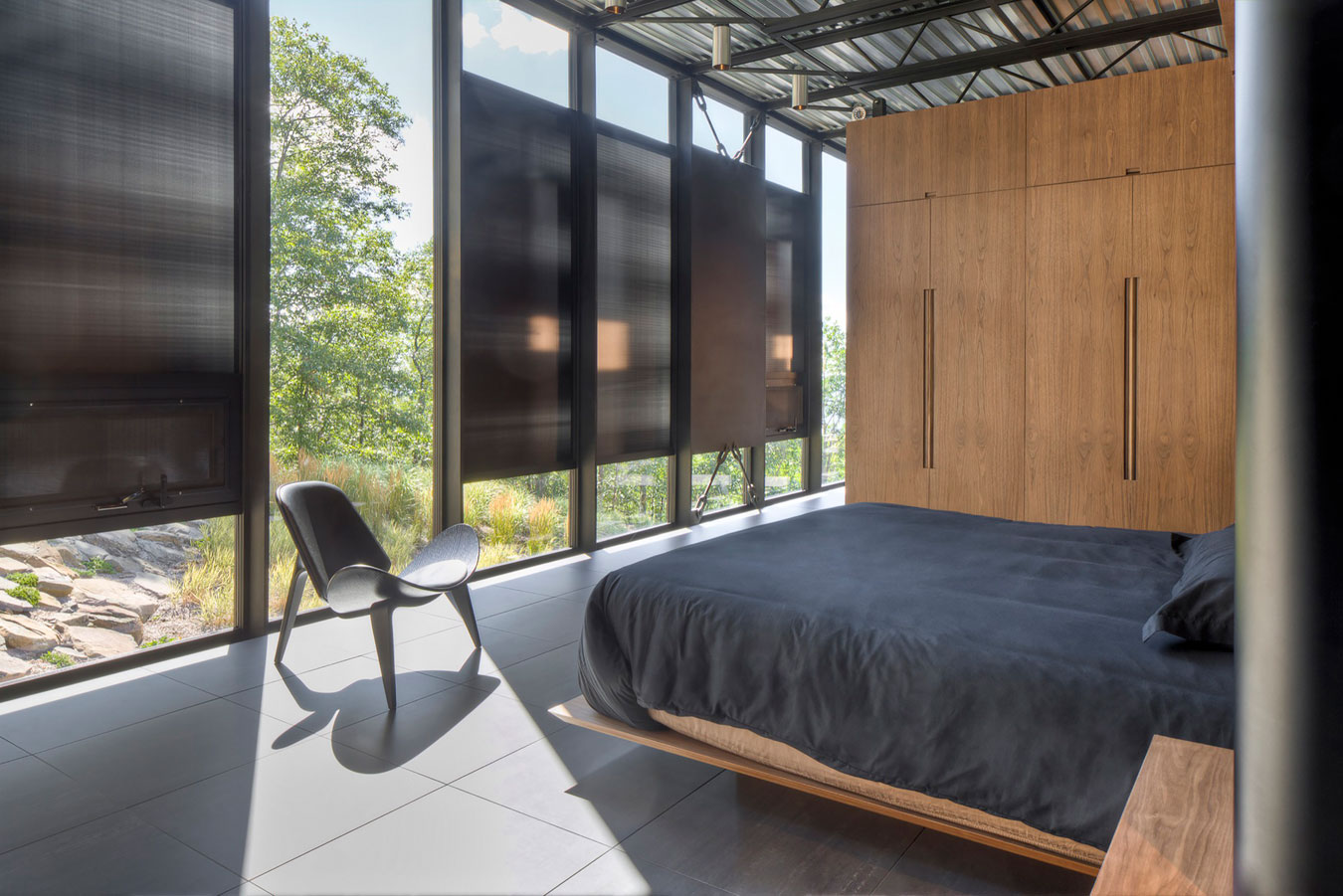 A Spacious Contemporary Glass House in the Catskill Mountains of New York City by Jay Bargmann (32)