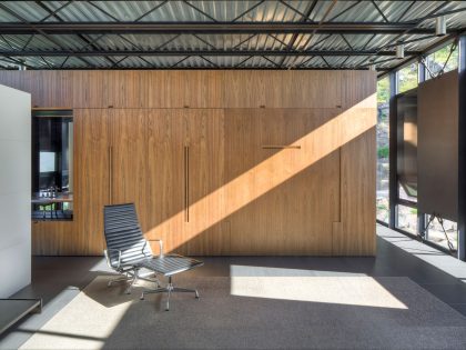 A Spacious Contemporary Glass House in the Catskill Mountains of New York City by Jay Bargmann (34)