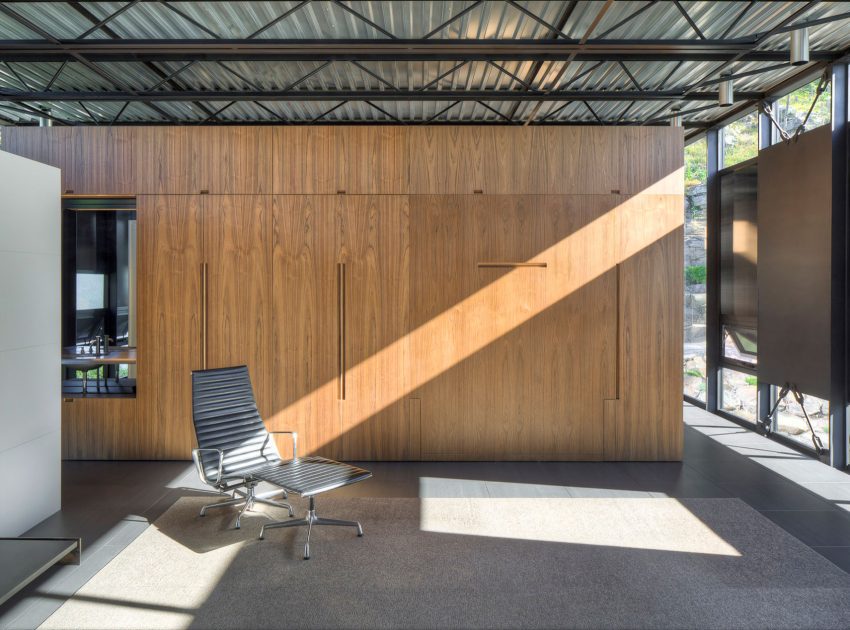 A Spacious Contemporary Glass House in the Catskill Mountains of New York City by Jay Bargmann (34)