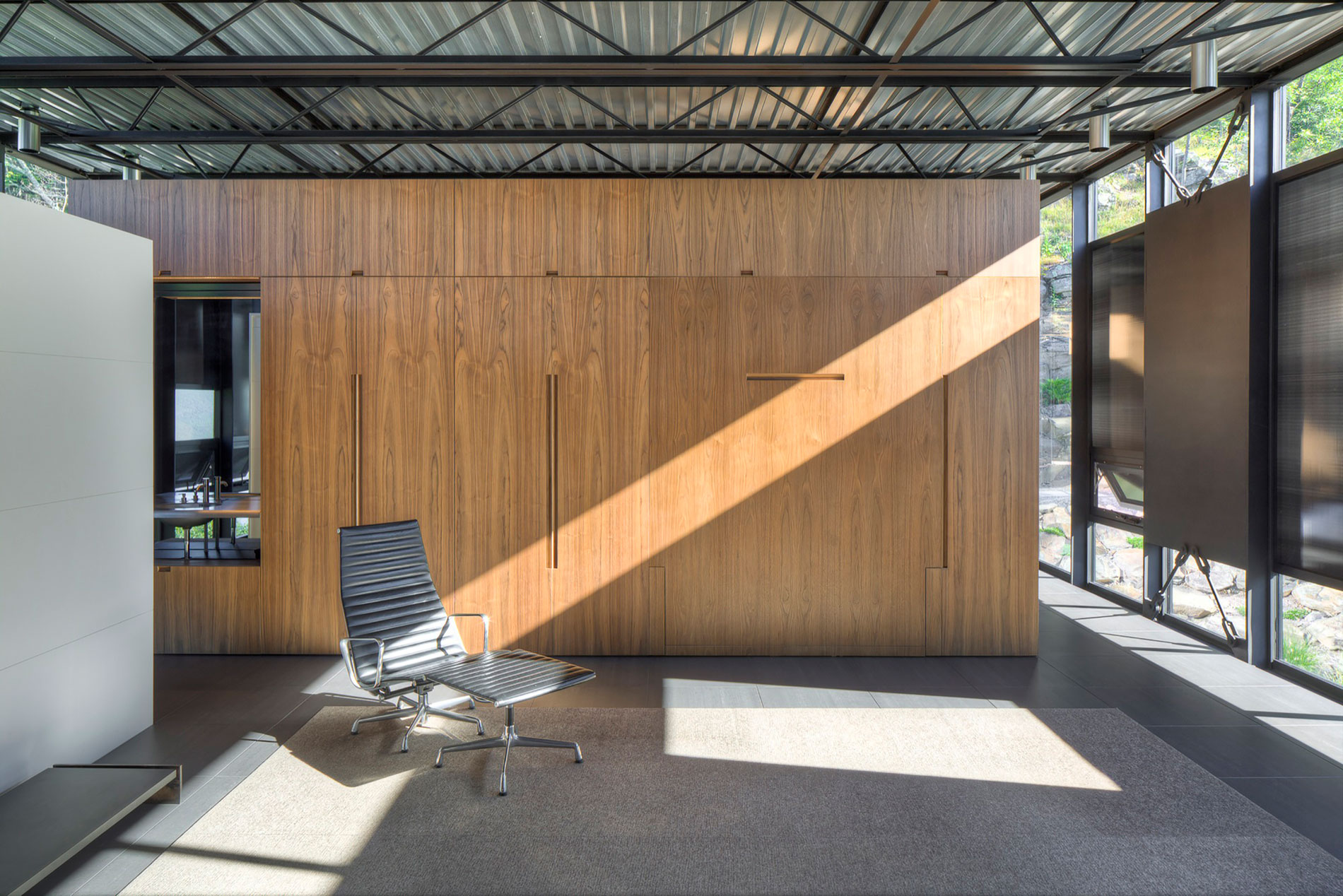 A Spacious Contemporary Glass House in the Catskill Mountains of New York City by Jay Bargmann (34)