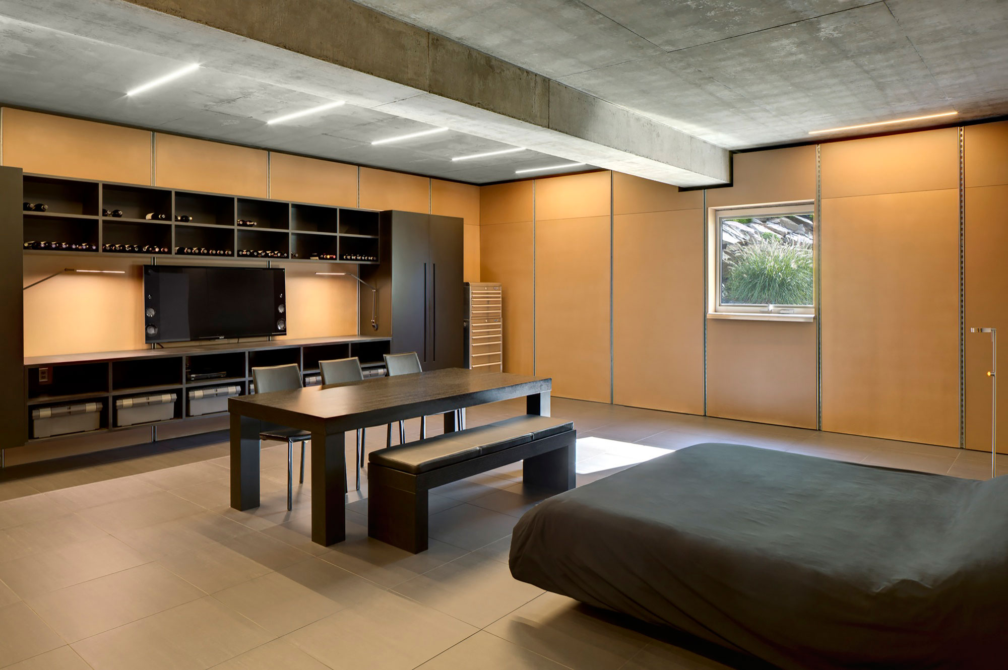 A Spacious Contemporary Glass House in the Catskill Mountains of New York City by Jay Bargmann (35)