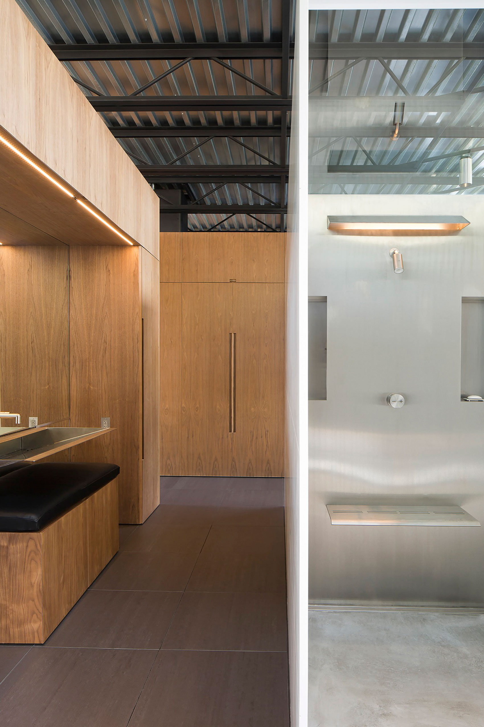 A Spacious Contemporary Glass House in the Catskill Mountains of New York City by Jay Bargmann (36)