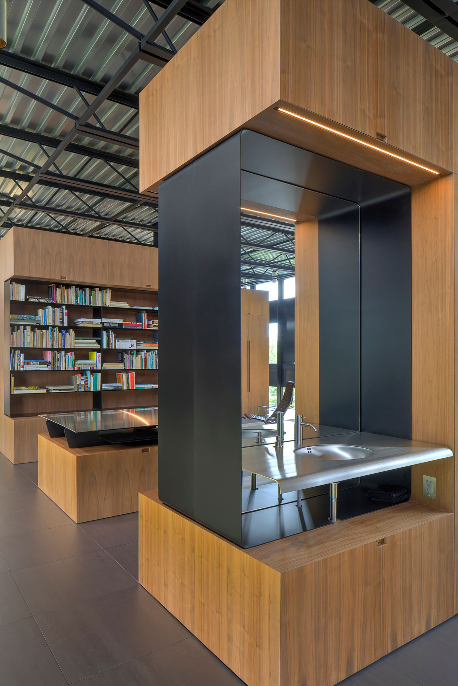 A Spacious Contemporary Glass House in the Catskill Mountains of New York City by Jay Bargmann (37)