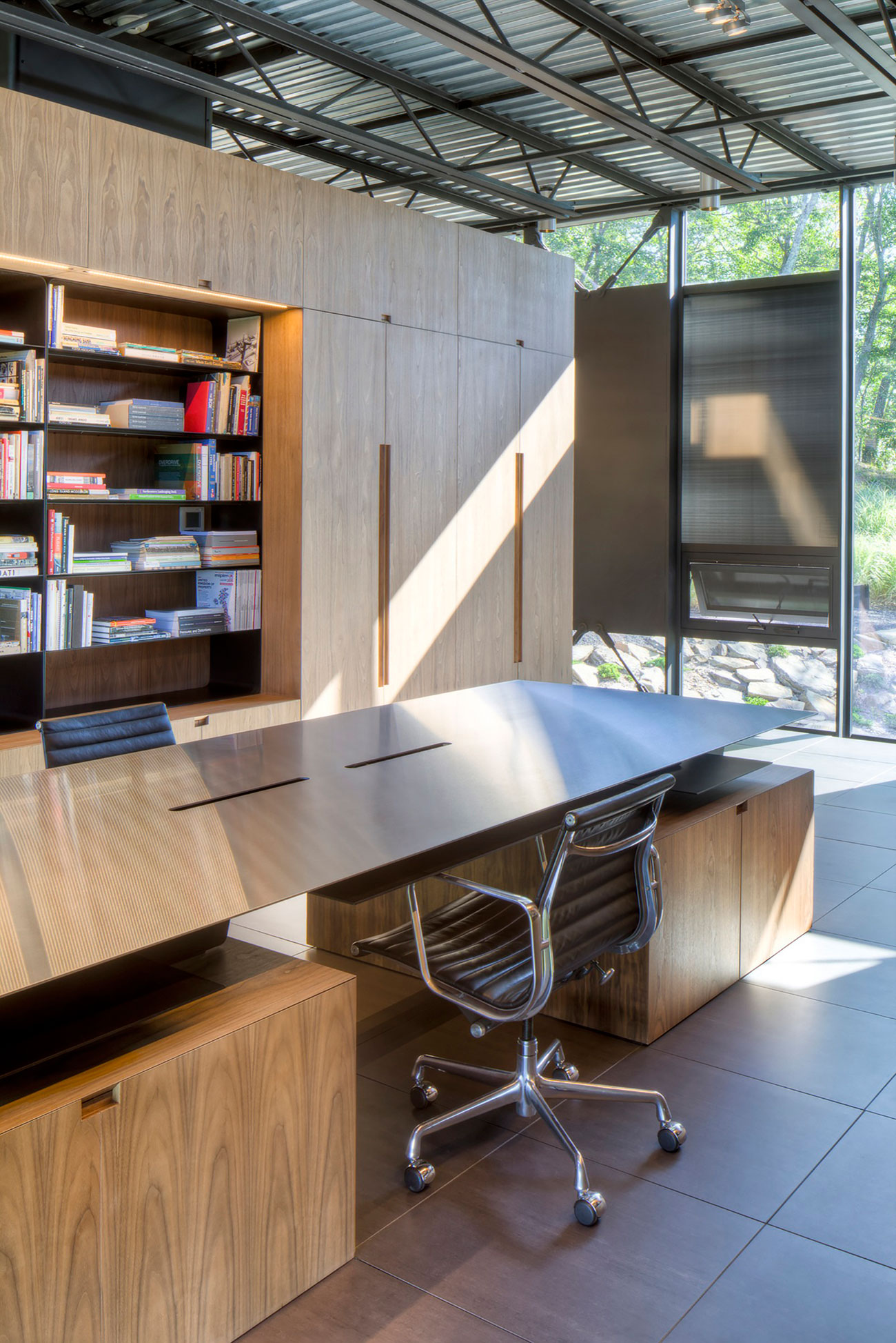 A Spacious Contemporary Glass House in the Catskill Mountains of New York City by Jay Bargmann (39)