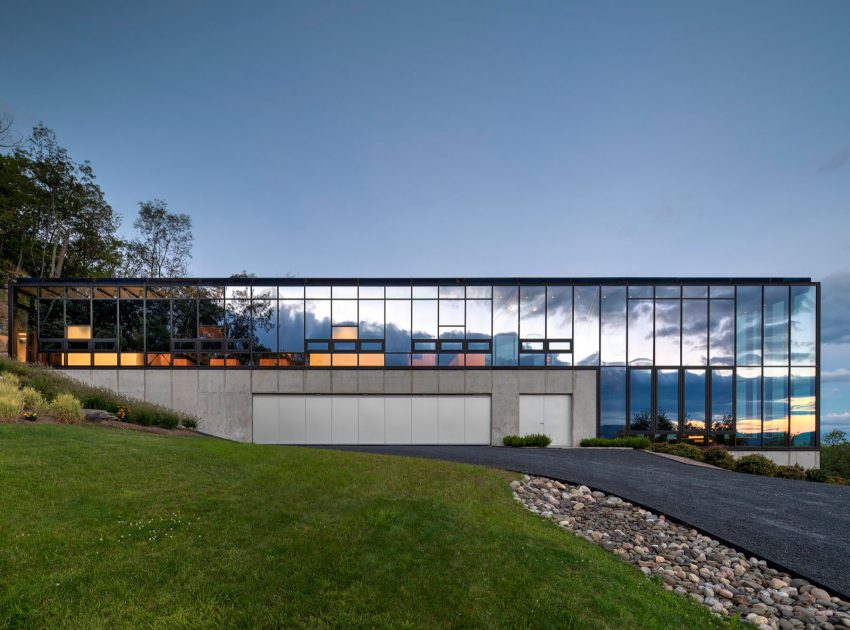 A Spacious Contemporary Glass House in the Catskill Mountains of New York City by Jay Bargmann (4)