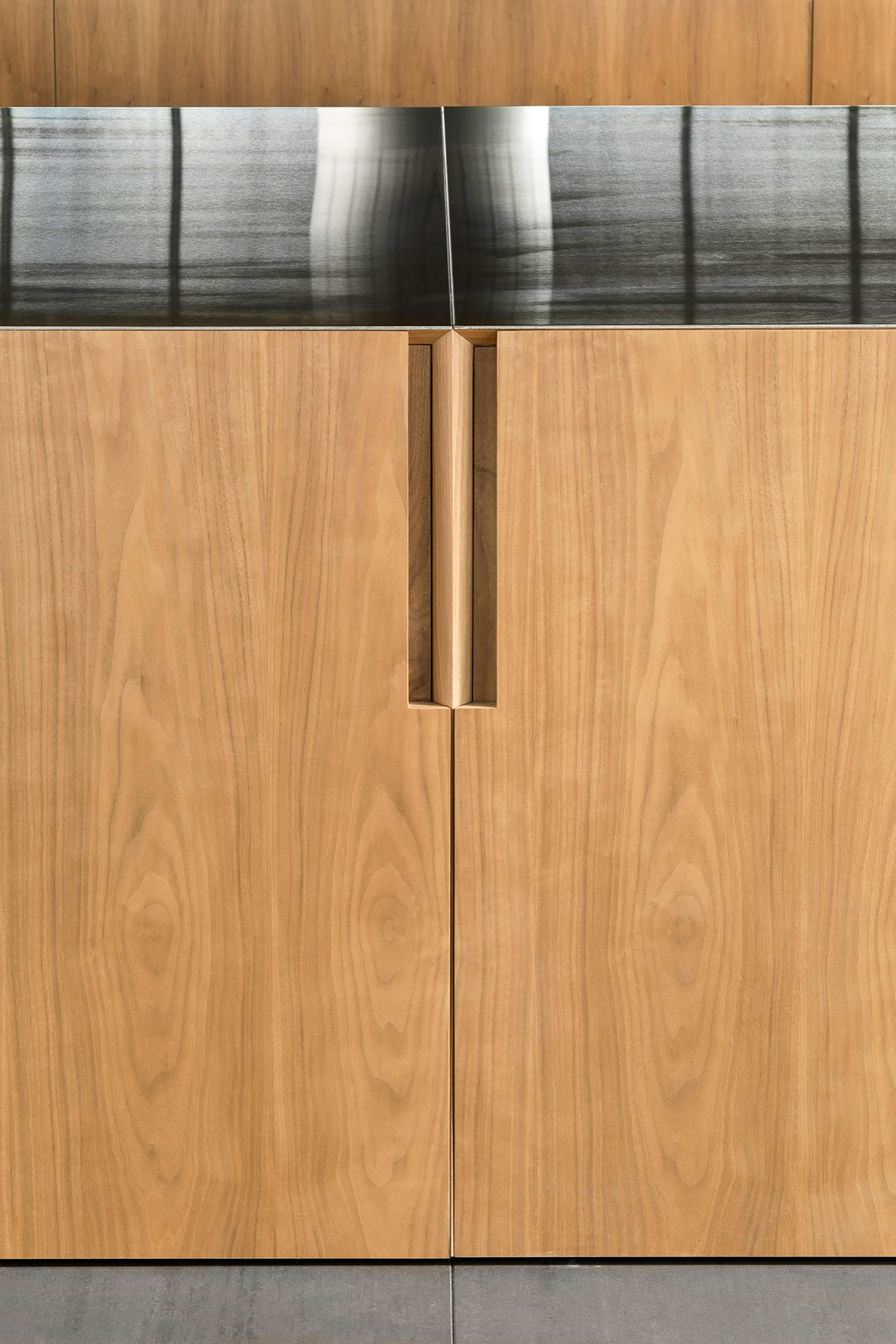 A Spacious Contemporary Glass House in the Catskill Mountains of New York City by Jay Bargmann (40)