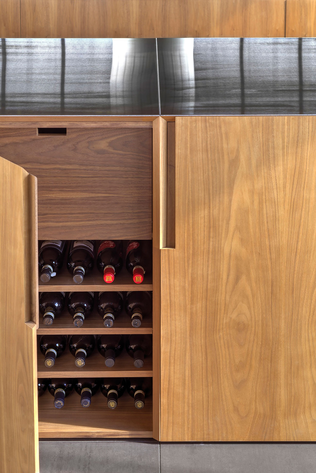 A Spacious Contemporary Glass House in the Catskill Mountains of New York City by Jay Bargmann (41)