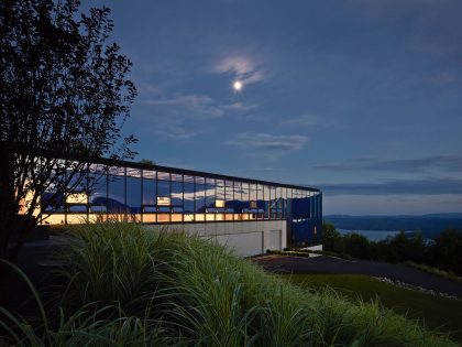 A Spacious Contemporary Glass House in the Catskill Mountains of New York City by Jay Bargmann (42)