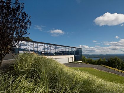 A Spacious Contemporary Glass House in the Catskill Mountains of New York City by Jay Bargmann (5)