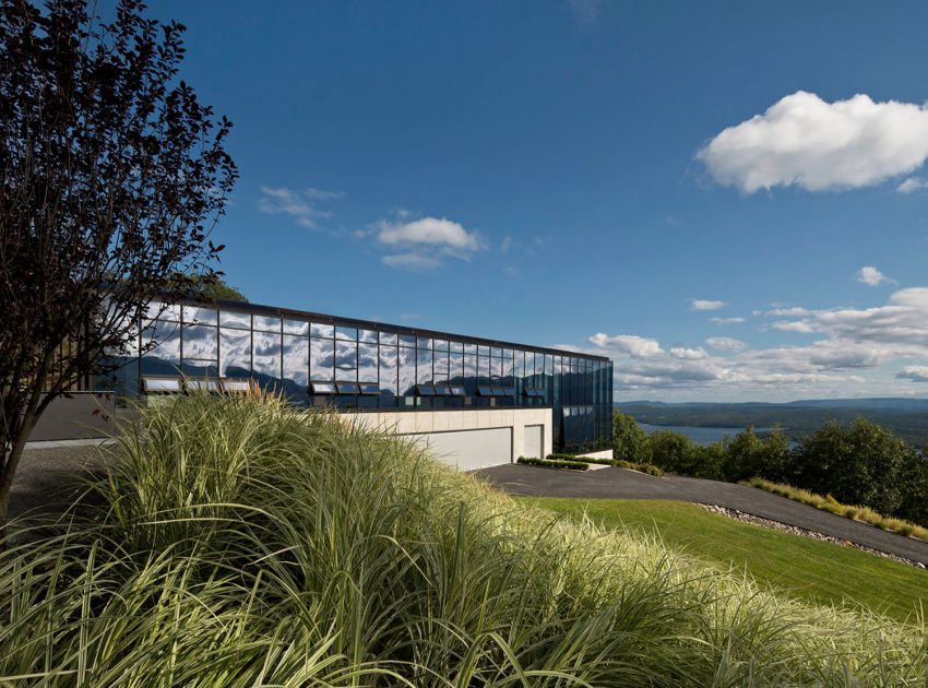 A Spacious Contemporary Glass House in the Catskill Mountains of New York City by Jay Bargmann (5)