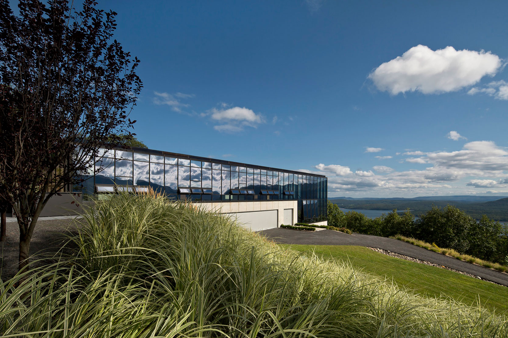 A Spacious Contemporary Glass House in the Catskill Mountains of New York City by Jay Bargmann (5)